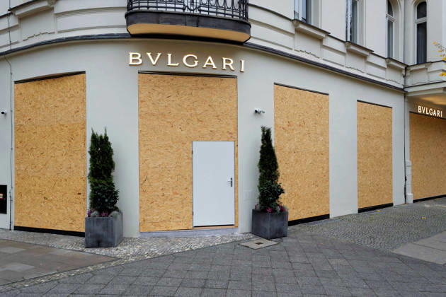 Berlin, October 31, 2026 The windows of the Bulgari boutique on Kurfürstendamm are boarded up with OSB panels, and a white door serves as a temporary entrance. Several luxury stores on Kurfürstendamm have secured their storefronts with wooden panels ahead of today’s protests by the Gen Z Initiative to guard against possible riots. Kurfürstendamm sto
