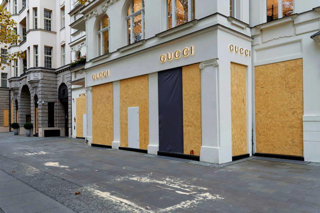 Berlin, October 31, 2026 The storefronts of the Gucci store on Kurfürstendamm are boarded up with OSB panels and black plastic sheeting, alongside Moncler. Several luxury stores on Kurfürstendamm have secured their storefronts against possible riots ahead of today’s protests by the Gen Z initiative using wooden panels. Kurfürstendamm stores secure storefronts ahe