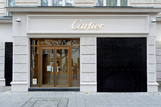 Berlin, October 31, 2026 The Cartier boutique on Kurfürstendamm One storefront is boarded up with black panels, and the roll-up gate behind the entrance door is lowered. Several luxury stores on Kurfürstendamm have secured their storefronts with wooden panels ahead of today’s protests by the Gen Z initiative to guard against possible