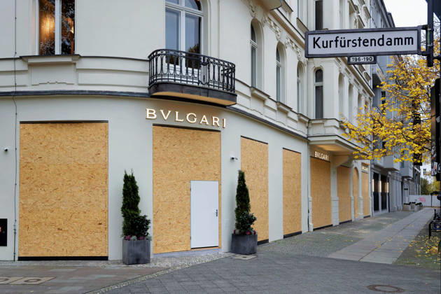 Berlin, October 31, 2026 The Bulgari boutique at Kurfürstendamm 190–196 is boarded up along its entire length with OSB panels. Several luxury stores on Kurfürstendamm have secured their storefronts with wooden panels ahead of today’s protests by the Gen Z Initiative to guard against potential riots Ku damm stores secure storefronts ahead of Gen Z protest