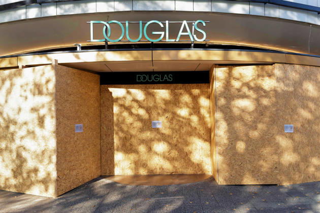 Berlin, October 31, 2026 The entrance to the Douglas store on Kurfürstendamm is boarded up with OSB panels, with signs announcing the closure hanging on them. Several luxury stores on Kurfürstendamm have secured their storefronts with wooden panels ahead of today’s protests by the Gen Z initiative to prevent potential riots. Kurfürstendamm stores secure storefron