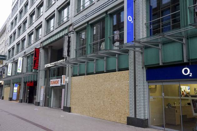 CNTV STORE PROTECTION: Storefronts and windows are boarded up with large wooden panels to protect them from looting. Workers are installing large wooden panels, particleboard, and barricades in front of stores. There is great fear of vandalism by demonstrators. October 31, 2026 Downtown Hamburg, Hamburg, Germany
