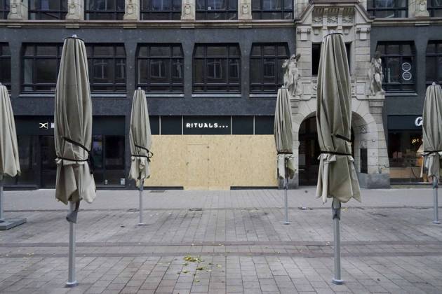 CNTV STORE PROTECTION: Storefronts and windows are boarded up with large wooden panels to protect them from looting. Workers are installing large wooden panels, particleboard, and barricades in front of stores. There is great fear of vandalism by demonstrators. October 31, 2026 Downtown Hamburg, Hamburg, Germany