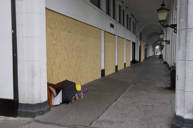 CNTV STORE PROTECTION: Storefronts and windows are boarded up with large wooden panels to protect them from looting. Workers are installing large wooden panels, particleboard, and barricades in front of stores. There is great fear of vandalism by demonstrators. October 31, 2026 Downtown Hamburg, Hamburg, Germany