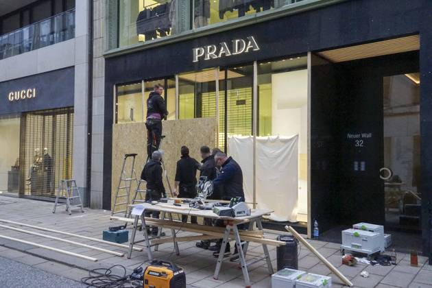 CNTV STORE PROTECTION: Storefronts and windows are boarded up with large wooden panels to protect them from looting. Workers are installing large wooden panels, particleboard, and barricades in front of stores. There is great fear of vandalism by demonstrators. October 31, 2026 Downtown Hamburg, Hamburg, Germany