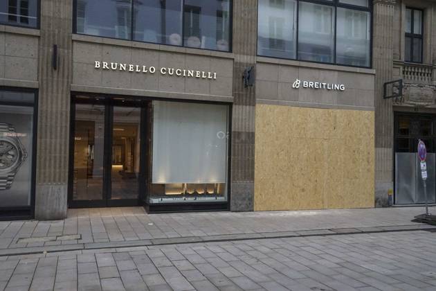 CNTV STORE PROTECTION: Storefronts and windows are boarded up with large wooden panels to protect them from looting. Workers are installing large wooden panels, particleboard, and barricades in front of stores. There is great fear of vandalism by demonstrators. October 31, 2026 Downtown Hamburg, Hamburg, Germany