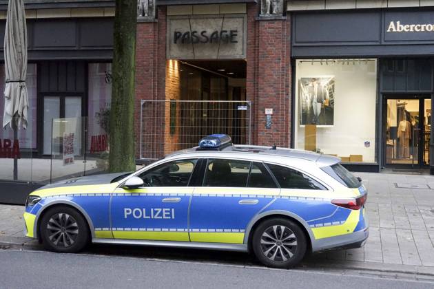 CNTV STORE PROTECTION Police patrols Shops and stores Windows are boarded up with large wooden panels to protect them from looting. Workers are installing large wooden panels, particleboard, and barricades in front of stores. There is great fear of vandalism by demonstrators. 31 10 2026 Hamburg City Center, Hamburg, Germany