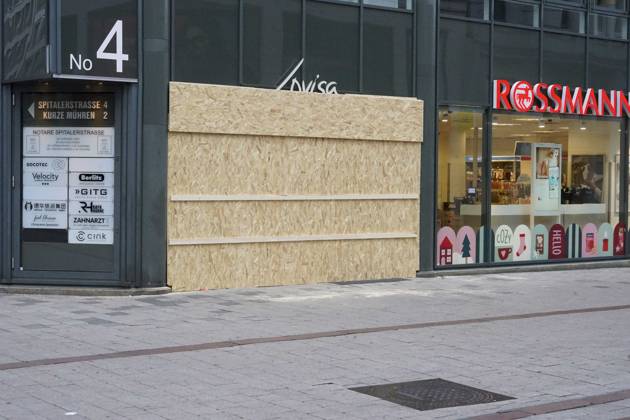 CNTV STORE PROTECTION: Storefronts and windows are boarded up with large wooden panels to protect them from looting. Workers are installing large wooden panels, particleboard, and barricades in front of stores. There is great fear of vandalism by demonstrators. October 31, 2026 Downtown Hamburg, Hamburg, Germany