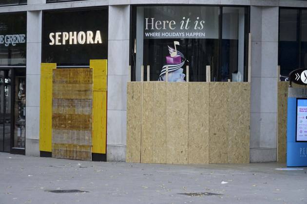 CNTV STORE PROTECTION: Storefronts and windows are boarded up with large wooden panels to protect them from looting. Workers are installing large wooden panels, particleboard, and barricades in front of stores. There is great fear of vandalism by demonstrators. October 31, 2026 Downtown Hamburg, Hamburg, Germany