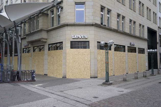 CNTV STORE PROTECTION: Storefronts and windows are boarded up with large wooden panels to protect them from looting. Workers are installing large wooden panels, particleboard, and barricades in front of stores. There is great fear of vandalism by demonstrators. October 31, 2026 Downtown Hamburg, Hamburg, Germany