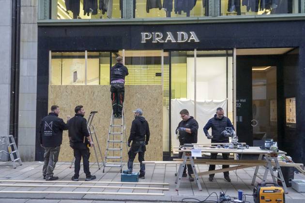 CNTV STORE PROTECTION: Storefronts and windows are boarded up with large wooden panels to protect them from looting. Workers are installing large wooden panels, particleboard, and barricades in front of stores. There is great fear of vandalism by demonstrators. October 31, 2026 Downtown Hamburg, Hamburg, Germany
