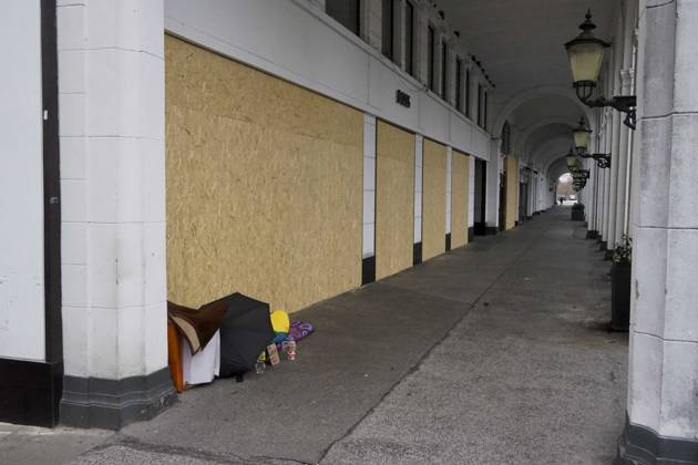 CNTV STORE PROTECTION: Storefronts and windows are boarded up with large wooden panels to protect them from looting. Workers are installing large wooden panels, particleboard, and barricades in front of stores. There is great fear of vandalism by demonstrators. October 31, 2026 Downtown Hamburg, Hamburg, Germany