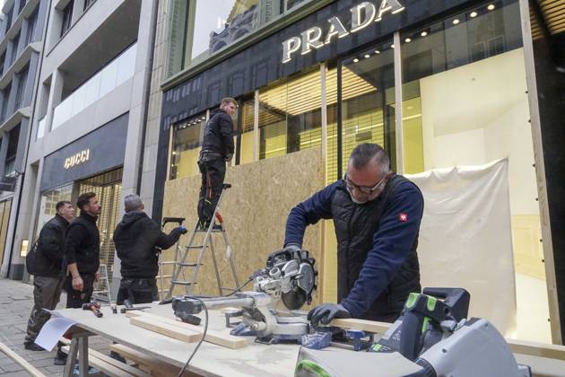 CNTV STORE PROTECTION: Storefronts and windows are boarded up with large wooden panels to protect them from looting. Workers are installing large wooden panels, particleboard, and barricades in front of stores. There is great fear of vandalism by demonstrators. October 31, 2026 Downtown Hamburg, Hamburg, Germany