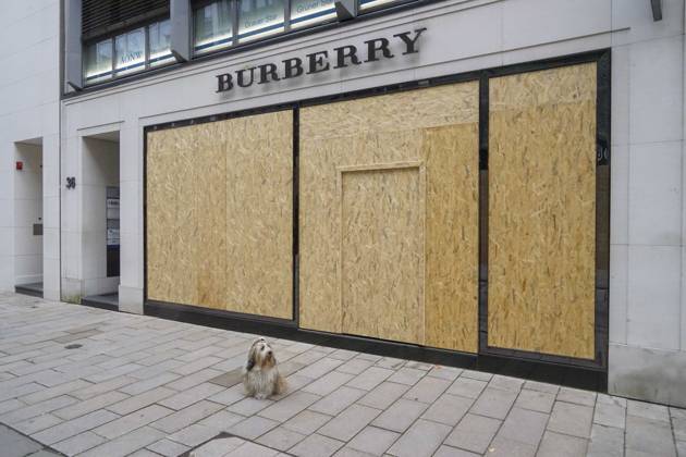 CNTV STORE PROTECTION: Storefronts and windows are boarded up with large wooden panels to protect them from looting. Workers are installing large wooden panels, particleboard, and barricades in front of stores. There is great fear of vandalism by demonstrators. October 31, 2026 Downtown Hamburg, Hamburg, Germany