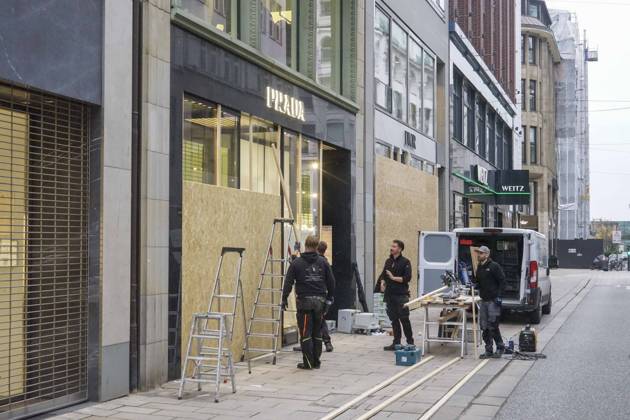 CNTV STORE PROTECTION: Storefronts and windows are boarded up with large wooden panels to protect them from looting. Workers are installing large wooden panels, particleboard, and barricades in front of stores. There is great fear of vandalism by demonstrators. October 31, 2026 Downtown Hamburg, Hamburg, Germany