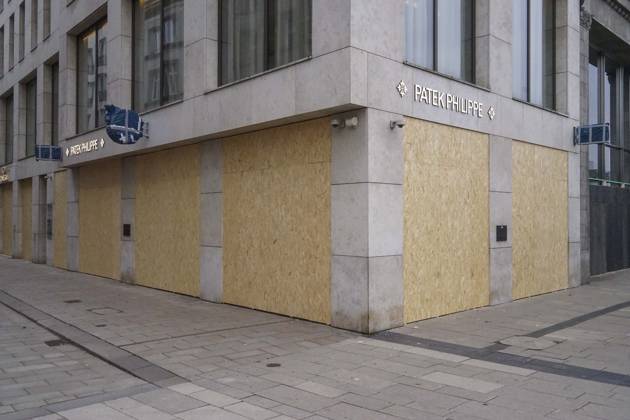 CNTV STORE PROTECTION: Storefronts and windows are boarded up with large wooden panels to protect them from looting. Workers are installing large wooden panels, particleboard, and barricades in front of stores. There is great fear of vandalism by demonstrators. October 31, 2026 Downtown Hamburg, Hamburg, Germany