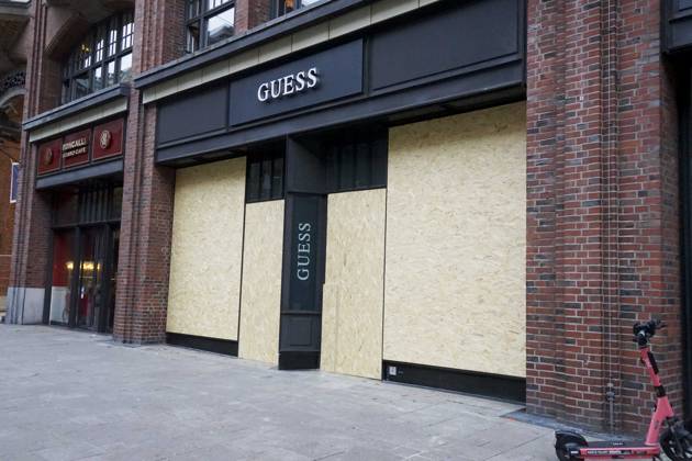 CNTV STORE PROTECTION: Storefronts and windows are boarded up with large wooden panels to protect them from looting. Workers are installing large wooden panels, particleboard, and barricades in front of stores. There is great fear of vandalism by demonstrators. October 31, 2026 Downtown Hamburg, Hamburg, Germany