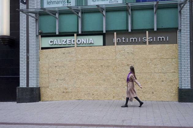 CNTV STORE PROTECTION: Storefronts and windows are boarded up with large wooden panels to protect them from looting. Workers are installing large wooden panels, particleboard, and barricades in front of stores. There is great fear of vandalism by demonstrators. October 31, 2026 Downtown Hamburg, Hamburg, Germany