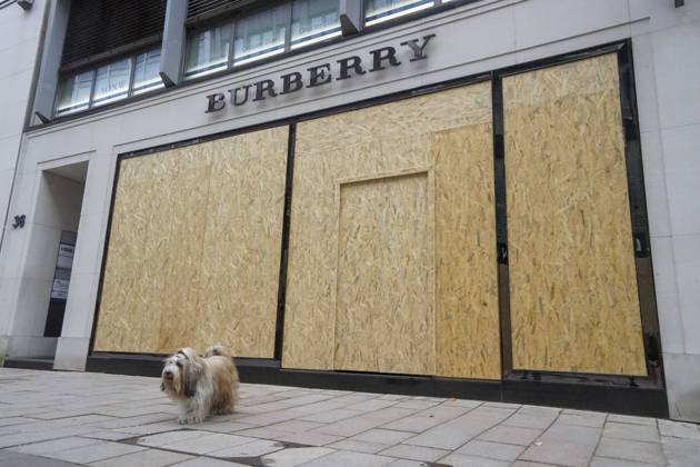 CNTV STORE PROTECTION: Storefronts and windows are boarded up with large wooden panels to protect them from looting. Workers are installing large wooden panels, particleboard, and barricades in front of stores. There is great fear of vandalism by demonstrators. October 31, 2026 Downtown Hamburg, Hamburg, Germany