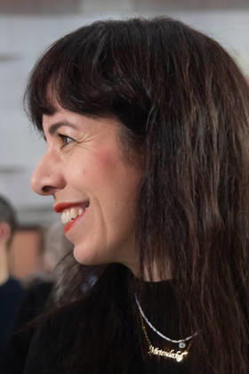 Landesparteitag der Partei Die Linke in Berlin Berlin, Deutschland - 31.10.2026: Elif Eralp, Spitzenkandidatin für das Amt der Regierenden Bürgermeisterin von Berlin und Wahlsiegerin der Landtagswahl für Die Linke, trägt eine Halskette mit der Aufschrift Mietendeckel während des Landesparteitages der Partei Die Linke in Berlin. Berlin