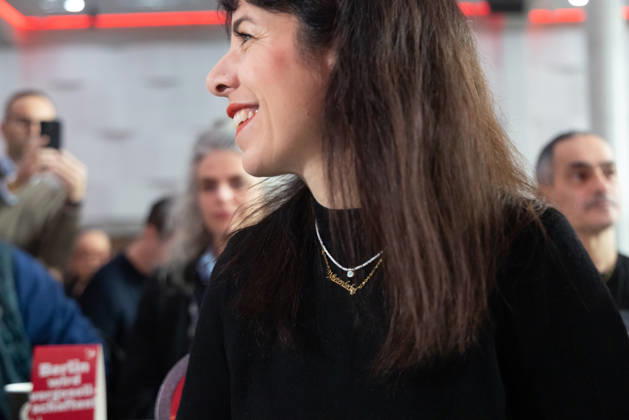 Landesparteitag der Partei Die Linke in Berlin Berlin, Deutschland - 31.10.2026: Elif Eralp, Spitzenkandidatin für das Amt der Regierenden Bürgermeisterin von Berlin und Wahlsiegerin der Landtagswahl für Die Linke, trägt eine Halskette mit der Aufschrift Mietendeckel während des Landesparteitages der Partei Die Linke in Berlin. Berlin