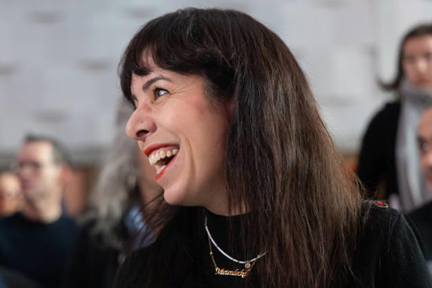 Landesparteitag der Partei Die Linke in Berlin Berlin, Deutschland - 31.10.2026: Elif Eralp, Spitzenkandidatin für das Amt der Regierenden Bürgermeisterin von Berlin und Wahlsiegerin der Landtagswahl für Die Linke, trägt eine Halskette mit der Aufschrift Mietendeckel während des Landesparteitages der Partei Die Linke in Berlin. Berlin