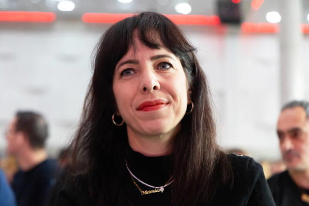Landesparteitag der Partei Die Linke in Berlin Berlin, Deutschland - 31.10.2026: Elif Eralp, Spitzenkandidatin für das Amt der Regierenden Bürgermeisterin von Berlin und Wahlsiegerin der Landtagswahl für Die Linke, trägt eine Halskette mit der Aufschrift Mietendeckel während des Landesparteitages der Partei Die Linke in Berlin. Berlin
