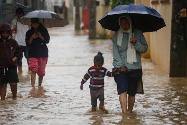 Flooding Disrupts Daily Life In Lalitpur Amid Heavy Rainfall Pedestrians wade through flooded streets amid continuous rainfall caused by Cyclone Arnab in Lalitpur, Nepal, on October 31, 2026. Heavy rainfall has inundated several areas, disrupting daily activities and making movement difficult for pedestrians and motorists. Lalitpur Nepal  Copyright: xSanjitxPariyarx originalFilename: pariyar-notitle261031_npY4T.jpg