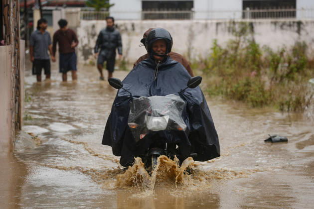 Flooding Disrupts Daily Life In Lalitpur Amid Heavy Rainfall Pedestrians wade through flooded streets amid continuous rainfall caused by Cyclone Arnab in Lalitpur, Nepal, on October 31, 2026. Heavy rainfall has inundated several areas, disrupting daily activities and making movement difficult for pedestrians and motorists. Lalitpur Nepal  Copyright: xSanjitxPariyarx originalFilename: pariyar-notitle261031_np5w6.jpg