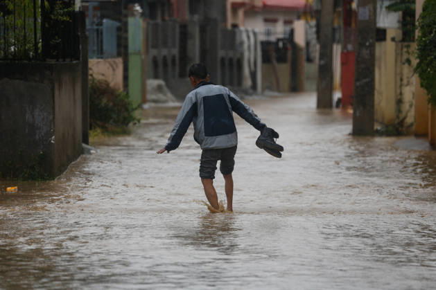 Flooding Disrupts Daily Life In Lalitpur Amid Heavy Rainfall Pedestrians wade through flooded streets amid continuous rainfall caused by Cyclone Arnab in Lalitpur, Nepal, on October 31, 2026. Heavy rainfall has inundated several areas, disrupting daily activities and making movement difficult for pedestrians and motorists. Lalitpur Nepal  Copyright: xSanjitxPariyarx originalFilename: pariyar-notitle261031_npegA.jpg