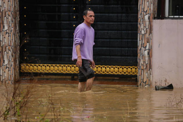 Flooding Disrupts Daily Life In Lalitpur Amid Heavy Rainfall Pedestrians wade through flooded streets amid continuous rainfall caused by the effects of Cyclone Arnab in Lalitpur, Nepal, on October 31, 2026. Heavy rainfall has inundated several areas, disrupting daily activities and making movement difficult for pedestrians and motorists. Lalitpur Nepal  Copyright: xSanjitxPariyarx originalFilename: pariyar-notitle261031_npzBt.jpg