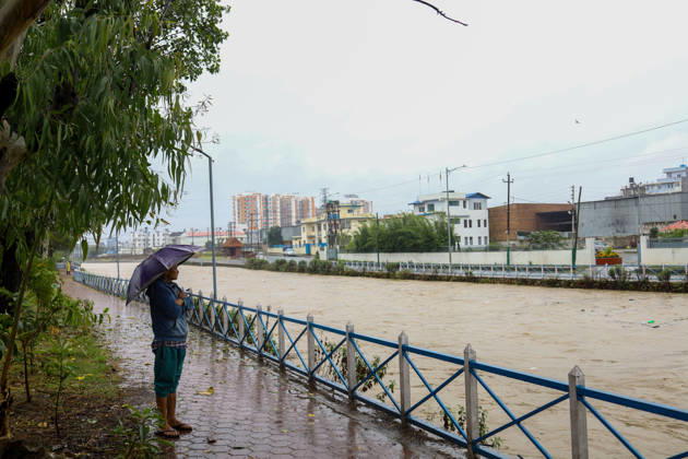 Cyclone Arnab s Impact: Continuous Rainfall Disrupts Daily Life Across Kathmandu Valley People stand along the bank of the swollen Manohara River, watching the rising water level while holding umbrellas during continuous rainfall in Chyasal, Lalitpur, Nepal, on October 31, 2026. Authorities have urged residents living near the river to remain alert amid the increased water flow. Lalitpur Bagmati Nepal  Copyright: xSubaasxShresthax originalFilename: shrestha-cyclonea261031_npiLM.jpg