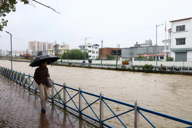 Cyclone Arnab s Impact: Continuous Rainfall Disrupts Daily Life Across Kathmandu Valley People stand along the bank of the swollen Manohara River, watching the rising water level while holding umbrellas during continuous rainfall in Chyasal, Lalitpur, Nepal, on October 31, 2026. Authorities have urged residents living near the river to remain alert amid the increased water flow. Lalitpur Bagmati Nepal  Copyright: xSubaasxShresthax originalFilename: shrestha-cyclonea261031_npIaV.jpg