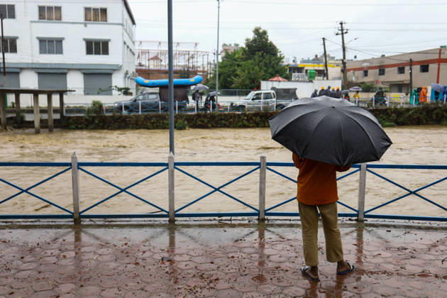 Cyclone Arnab s Impact: Continuous Rainfall Disrupts Daily Life Across Kathmandu Valley People stand along the bank of the swollen Manohara River, watching the rising water level while holding umbrellas during continuous rainfall in Chyasal, Lalitpur, Nepal, on October 31, 2026. Authorities have urged residents living near the river to remain alert amid the increased water flow. Lalitpur Bagmati Nepal  Copyright: xSubaasxShresthax originalFilename: shrestha-cyclonea261031_npkjk.jpg